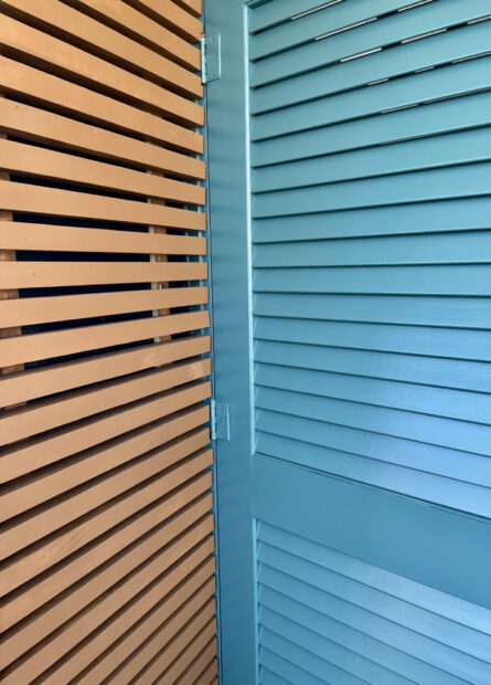 Bright blue and wooden wall at our Diamond Beach hotel